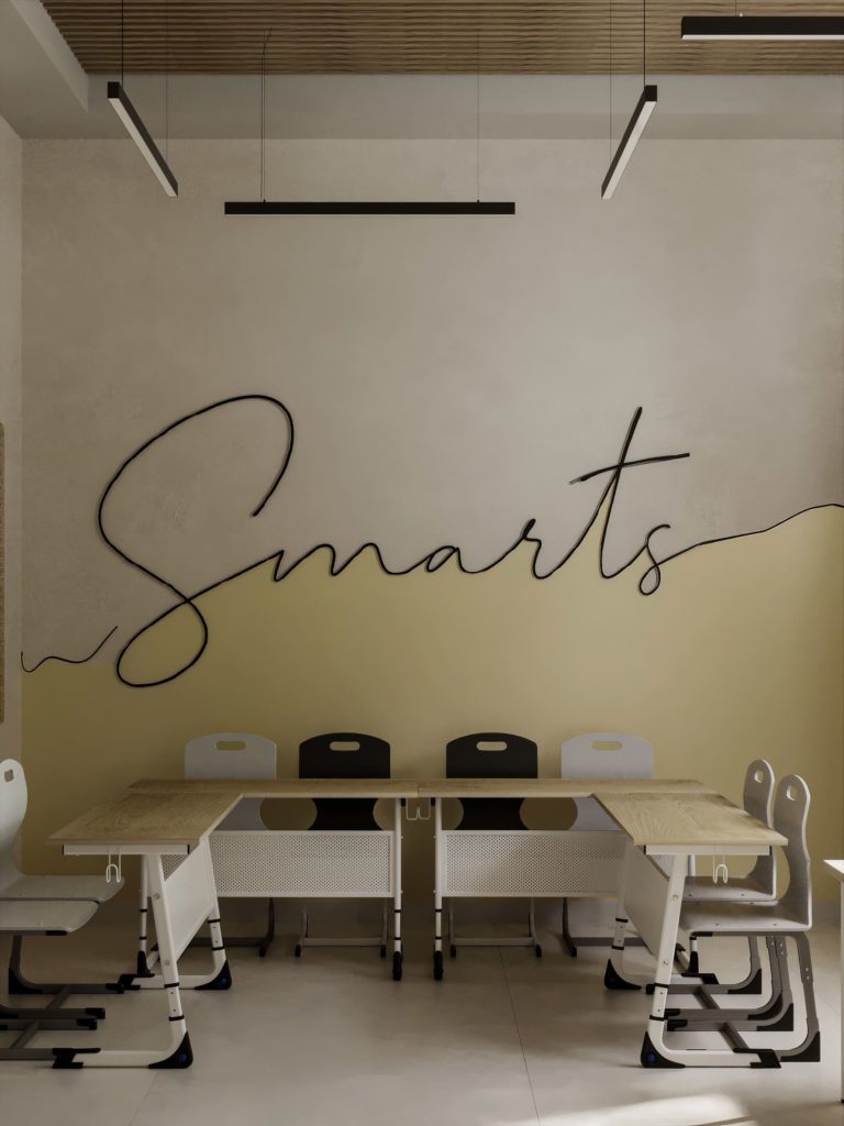 Парты и белые и чёрные стулья на фоне надписи Smarts и жёлтого рисунка на стене