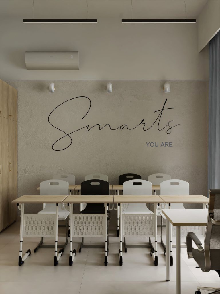 Ряды парт и белых и чёрных стульев перед стеной с надписью Smarts
